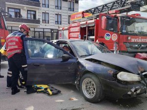 Sakarya’da İki Otomobil Çarpıştı: 2 Yaralı