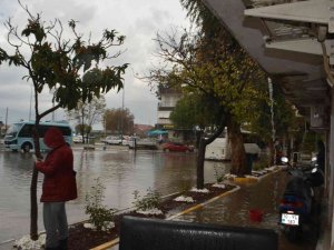 Ayvalık’ta Sağanak Yağış Hayatı Olumsuz Etkiledi