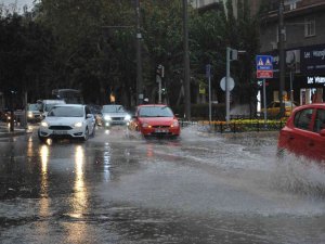 İ̇zmir’i Sağanak Vurdu