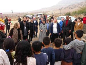 Mardin’e Gelen Turist Kadınlar, Çocukların Yüzünü Güldürdü