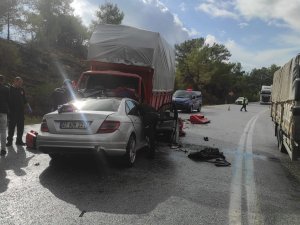 Antalya’da Kamyonet İle Otomobil Kafa Kafaya Çarpıştı: 2 Ölü, 1’i Ağır 6 Yaralı