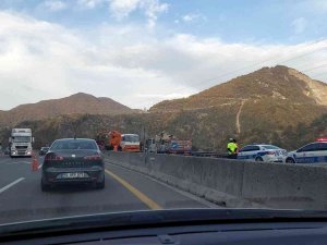 D-650’de Meyve Yüklü Kamyon Devrildi, Tonlarca Muz Yola Savruldu