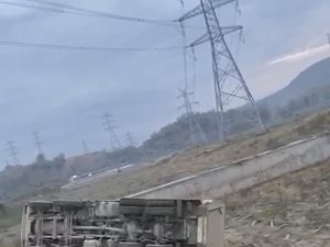 İ̇ş Kamyonu Yoldan Çıkarak Devrildi