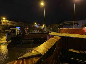 Ümraniye’de Kamyon Kasasında Açık Unutulan Vinç Tabelaya Takıldı