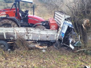 Traktör Yüklü Kamyon Ağaca Çarptı: 2 Yaralı