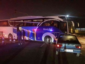 Otobüse Çarpan Sürücü Aracını Bırakıp Kaçtı