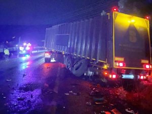 Erdek’te Tır İle Kamyon Çarpıştı, 1 Tır İse Tarlaya Uçtu