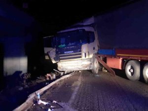 Kontrolden Çıkan Tır Karayolunu Trafiğe Kapattı
