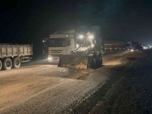 Siverek-diyarbakır Karayolunda Tır Devrildi: Yol 3 Saat Ulaşıma Kapandı