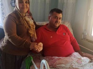 İ̇nşaattan Düşüp Yatalak Kalan Eşine Bebek Gibi Bakıyor