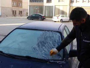 Yüksekova’da Havanın Soğumasıyla Araçların Camları Buz Tuttu