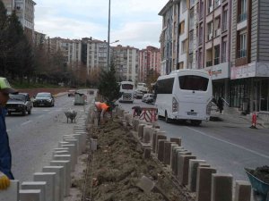 Dumlupınar Bulvarı’nda Refüj Çalışması