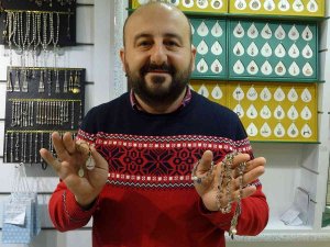 Saç Tellerinden Takı Tasarımı Yapıyor