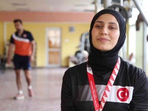 ‘Erkek Sporu Yapamazsın’ Diyenlere İnat Bilek Güreşinde 5 Kez Dünya Şampiyonu Oldu