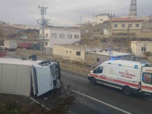 Duvara Çarpan Kamyon Devrildi