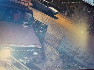 Panik Yapan Kadın Sürücü Kamyonetle Site Bahçesine Daldı