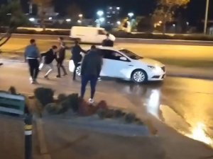 Bursa’da Makas Atan Otomobili Tekmelediler