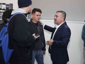 Belediye Başkanı, Öğrencilerin Derslerine Yardım Ediyor