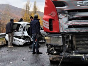 Elazığ’da Tır İle Otomobilin Çarpıştığı Kazada Ölü Sayısı 2’ye Yükseldi