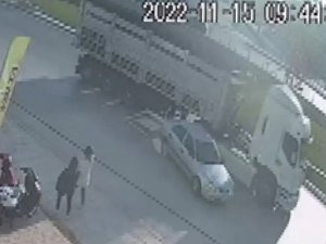 Hastaneden Dönen Baba Kız, Tırın Altında Kalmaktan Son Anda Kurtuldu