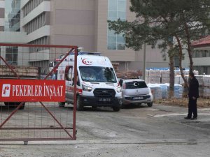 Erzincan’da Yapımı Devam Eden Hastane İnşaatının 3’ncü Katından Düşen İşçi Yaralandı