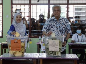 Malezya Halkı Genel Seçim İçin Sandık Başında