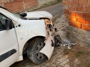 Duvara Çarpan Aracın 21 Yaşındaki Sürücüsü Hayatını Kaybetti