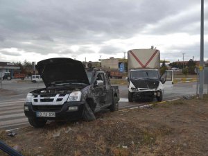 Kamyonet İle Pikap Çarpıştı: 1 Yaralı