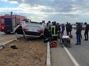 Kamyonete Çarpmamak İçin Manevra Yapan Araç Takla Attı: 2 Yaralı