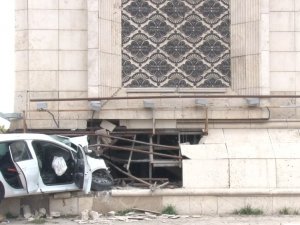 Kontrolden Çıkan Araç Ankara’nın Kapısına Çarptı