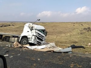 Şarampole Yuvarlanan Tırda Sürücü Yaralandı