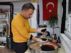 Muş’ta 15 Metrekarelik İş Yerinde Yarım Asırdır Çiğ Köfte Yoğuruyorlar