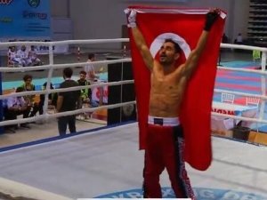 Türk Bayrağı’nı Sırtlayarak Avrupa Şampiyonluğu’nu Kutladı