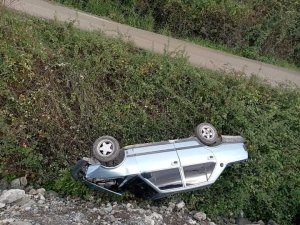 Yoldan Çıkan Otomobil Şarampole Yuvarlandı: 1 Yaralı