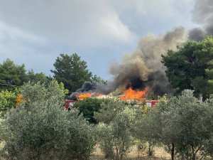 Antalya’da Ormanlık Alana Yakın Bölgede Çıkan Ev Yangını Korkuttu