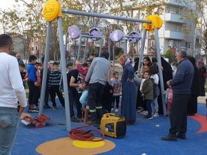 Oyun Parkında Salıncağa Sıkışan Çocuğu İtfaiye Kurtardı