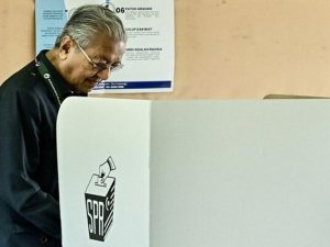 Malezya Eski Başbakanı Mahathir, 53 Yıl Sonra Seçimi Kaybetti