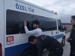 ‘Dur’ İhtarına Uymadı, Polis Aracına Çarpıp Kaçtı