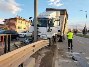 Yalova’da Kontrolden Çıkan Tır Yön Tabelası Direğine Çarptı