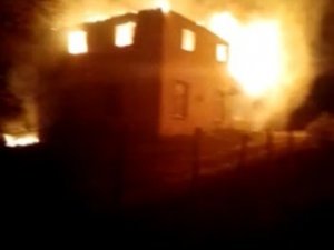 Çatıda Çıkan Yangın İki Katlı Evi Alev Topuna Çevirdi