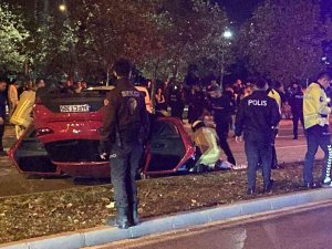 İ̇zmir’de Kontrolden Çıkan Otomobil Takla Attı: 1 Ölü, 1 Yaralı