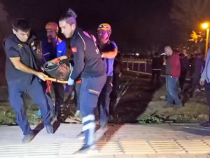 Bursa’da Kontrolden Çıkan Hafif Ticari Araç 5 Metre Yükseklikteki Köprüden Uçtu : 1’i Ağır 2 Kişi Yaralandı