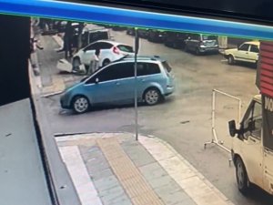 Çarpışan İki Aracın Arasında Kalmaktan Son Anda Böyle Kurtuldu