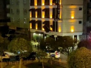 Otelin 3’üncü Katından Tutunduğu Tenteyle Birlikte Aşağıya Düştü