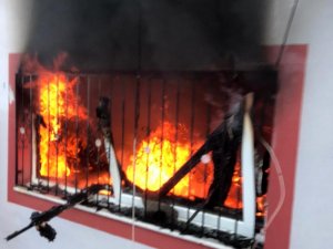 Alevlere Teslim Olan Ev Kullanılmaz Hale Geldi
