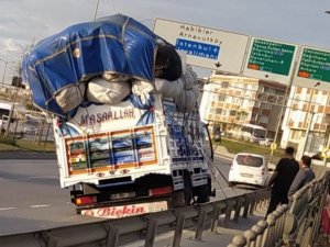 Makas Kıran Kamyonetini Devrilmesin Diye Bariyere Bağlayarak Kamyona Yasladı