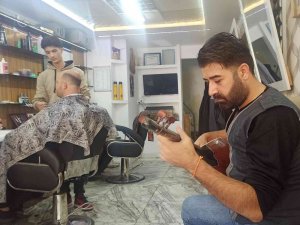 Berberde Sazlı Tıraş Keyfi