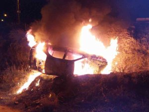 Silahla Bir Kişiyi Yaralayıp Kaçmak İsteyenlerin Aracı Kazada Alev Alev Yandı