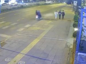 Yolda Yürüyen Kızların Yüzüne Yabancı Cisim Atıp Kaçtılar