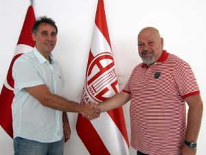 Hentbolda Antalyaspor , Antrenörüyle Sözleşme Uzattı